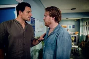 Dr. Daniel Bucher (Tobias Licht) versucht Martin (Ole Fischer) den aufgebrachten Freund seiner Patientin zu beruhigen. Dr. Daniel Bucher (Tobias Licht) versucht Martin (Ole Fischer) den aufgebrachten Freund seiner Patientin zu beruhigen.