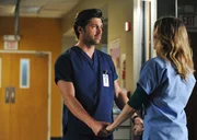 W&auml;hrend Cristina mitten in einer Operation unter dem posttraumatischen Stresssyndrom leidet, erf&auml;hrt Derek (Patrick Dempsey, l.) nach Wochen von Meredith (Ellen Pompeo, r.), dass diese eine Fehlgeburt hatte ...