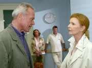 MDR Fernsehen IN ALLER FREUNDSCHAFT FOLGE 279, "Geschwisterliebe", am Mittwoch (10.04.13) um 11:40 Uhr. Harry Vorndran (Dirk Galuba) h&auml;ngt sehr an seiner Schwester. Oberschwester Ingrid (Jutta Kammann) beruhigt ihn, w&auml;hrend er auf das Ende der OP wartet.