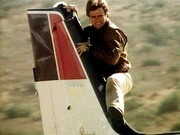 MacGyver (Richard Dean Anderson) versucht, die Gangster am Start des Flugzeugs zu hindern. MacGyver (Richard Dean Anderson) versucht, die Gangster am Start des Flugzeugs zu hindern.