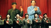 SRF school Mao &ndash; Chinas roter Kaiser: Kulturrevolution Singende Student:innen vor einem Poster mit Mao und Lin Biao