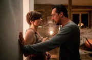 Nathalie Kissel (Christina Hecke) mit ihrem Exmann Michael Sobotta (Hans L&ouml;w). Die Verzweiflung &uuml;ber das Verschwinden der Tochter Zo&eacute; schlug in Gewalt um.