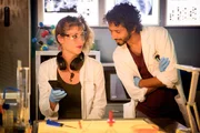 Labortechnikerin Sarah (Sophie Pfenningsdorf) und ihr Laborassistent Elahee (Edeen Bhugeloo) scherzen &uuml;ber ihren Modegeschmack.