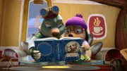 Moley und Dotty verschlingen das Buch &uuml;ber den gro&szlig;en Detektiv Sherlock Mauls. Sie ahnen nicht, dass sie ihm gleich leibhaftig begegnen werden.