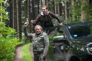 Girwidz (Michael Brandner, l.) Flucht ist gescheitert: Ottmar Fischer (Andreas Bittl, r.) &uuml;berf&auml;llt ihn und nimmt ihm die Waffe weg
