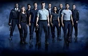 V.l.: Chief Boden (Eamonn Walker), Sylvie Brett (Kara Killmer), Otis (Yuri Sardarov), Kelly Severide (Taylor Kinney), Matthew Casey (Jesse Spencer), Mouch (Chrtian Stolte), Gabriela Dawson (Monica Raymund), Joe Cruz (Joe Minoso), Peter Mills (Charlie Barnett), Christopher Herrmann (David Eigenberg)
