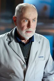 Doc Robbins (Robert David Hall) versucht herauszufinden, ob Abbys Erinnerungen an die Tat der Wahrheit entsprechen k&ouml;nnen.