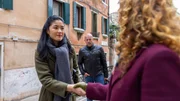 Die italienische TV-Moderatorin Gloria Livore (Clelia Sarto, r.) trifft Lee Sooyoung (Kotbong Yang, l.) und Ingo Thiel (Heino Ferch, M.) in Venedig, um sie bei den Ermittlungen zu unterst&uuml;tzen.