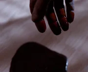 Blutiges Familiendrama oder kaltbl&uuml;tiger Raub&uuml;berfall: Bei seinem Raubzug durch ein Haus t&ouml;tet der M&ouml;rder eine 24-j&auml;hrige Frau, hinterl&auml;sst ein zwei Jahre altes Kind verletzt und die Gro&szlig;mutter entstellt zur&uuml;ck.