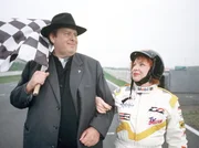 rbb Fernsehen PFARRER BRAUN: EIN VERHEXTER FALL, Deutschland 2004, Regie Dirk Regel, am Sonntag (15.05.11) um 15:40 Uhr. Gewonnen! Mit seiner Haush&auml;lterin Margot (Hansi Jochmann) feiert Pfarrer Braun (Ottfried Fischer) seinen Sieg auf der Rennbahn.