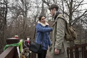 Olivia Fareedi (Nilam Farooq) stellt Noah Hausmann (Leonhard Proxauf) am Tatort zur Rede.
