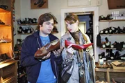 In Sachen Schuhgeschmack uneins: Bruno (Tim Sander, l.) und Nora (Julia Malik, r.)
