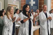Freuen sich, dass Derek wieder zur&uuml;ck ist, doch der hat eine ganz besondere &Uuml;berraschung f&uuml;r das Team: Callie (Sara Ramirez, M.), Owen (Kevin McKidd, r.) und Arizona (Jessica Capshaw, l.) ...