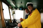 Willi darf von Kapit&auml;n Heinrich von Holdt das Steuerrad der Seeadler &uuml;bernehmen.