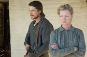 Dan Evans (Christian Bale) will seiner Frau Alice Evans (Gretchen Mol) beweisen, dass er trotz Kriegsverletzung immer noch zu etwas taugt.