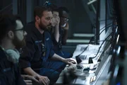 Chief Petty Officer Craig Burke (Martin Compston, M.) bedient das Sonar der "Vigil". Kurz nach einem Streit mit dem Kapit&auml;n wird er tot aufgefunden.