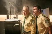Girwidz (Micheal Brandner, l.) und Riedl (Paul Sedlmeir, r.) wollen Schnaps brennen. Girwidz (Micheal Brandner, l.) und Riedl (Paul Sedlmeir, r.) wollen Schnaps brennen.
