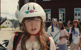 Mina (Liv Elvira Kippersund Larsson) ist ganz perplex als sie Edvin (Sturla Puran Harbitz) das erste Mal sieht.