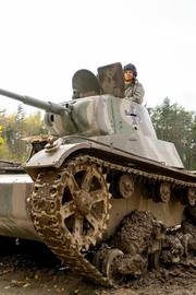 Alex Churchill mit einem T-26-Panzer. Die sowjetische Armee setzte zwischen 1939 und 1944 Tausende von T-26-Panzern gegen Finnland ein (National Geographic/Ciaran Henry).