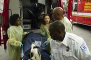 Familie McKay wird ins Krankenhaus eingeliefert. Die &Auml;rzte um Stephanie (Jerrika Hinton, l.), April (Sarah Drew, 3.v.r.) und Webber (James Pickens Jr., 2.v.r.) geben alles, um die Verletzten zu versorgen ...