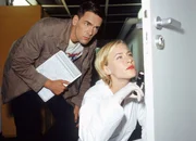 Nach Abschluss der Spurensicherung durch Svenja (Li Hagman, re.) steht f&uuml;r Kommissar Bonhoff (Wolfgang Krewe) fest, dass es sich bei dem Brand mit Todesfolge um ein Verbrechen handelt.