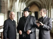 ARD PFARRER BRAUN: EIN VERHEXTER FALL, Deutschland 2004, Regie Dirk Regel, am Freitag (30.08.13) um 23:30 Uhr im Ersten. Bischof Hemmelrath (Hans-Michael Rehberg, li.) und sein Adlatus M&uuml;hlich (Gilbert von Sohlern, re.) n&ouml;tigen Pfarrer Braun (Ottfried Fischer) das Gel&uuml;bde ab, nie wieder zu "kriminalisieren".