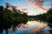 Flussabschnitt im s&uuml;dbrasilianischen Naturschutzgebiet Cristalino Lodge bei Sonnenuntergang.