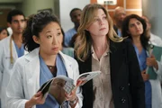 Cristina (Sandra Oh, l.) und Meredith (Ellen Pompeo, r.), sind &uuml;berrascht, dass Derek vor versammelter Mannschaft seinen Posten als Chefarzt hinschmei&szlig;t. Er will nur noch Chirurg sein und bittet Richard &ouml;ffentlich, wieder Chefarzt im Krankenhaus zu werden ...