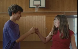 Edvin (Sturla Puran Harbitz, links) und Mina (Liv Elvira Kippersund Larsson, rechts) kommen sich n&auml;her.