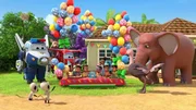 Der Geburtstag von Bandiles bestem Freund wird durch den Zug voller Ballons und Tiere zu einer ganz besonderen Feier. Paul (li.) und Jett (hi.li.) haben es geschafft Bandile doch noch rechtzeitig zur Feier und den Zug zur&uuml;ck auf den Boden zu bringen.