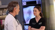 Chicago Med Staffel 10 Folge 13 Er erkennt, was sie antreibt: Steven Weber als Dr. Dean Archer, Sarah Ramos als Dr. Caitlin Lenox