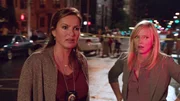 Die Detectives Olivia Benson (Mariska Hargitay, l.) und Amanda Rollins (Kelli Giddish) werden zu einem Autounfall gerufen. In der demolierten Limousine befinden sich ein &auml;lterer Mann und eine Prostituierte. Was ist passiert?