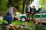 Förster Rappenglück (Peter Rappenglück, l.) will den umgestürzten Baum zu Riedls (Paul Sedlmeir, M.) und Rebeccas (Jeanne Gouraud, r.) Entsetzen gleich weiter verwenden. Förster Rappenglück (Peter Rappenglück, l.) will den umgestürzten Baum zu Riedls (Paul Sedlmeir, M.) und Rebeccas (Jeanne Gouraud, r.) Entsetzen gleich weiter verwenden.