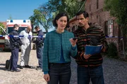 Mord auf dem Reiterhof: Pauline Hobrecht (Agnes Decker) und Samir Amari (Skandar Amini, r.), bringen das Team auf Stand. Die tote Hobby-Horse-Trainerin hatte nicht nur mit ihrem Ex Konflikte, sondern auch mit einer Mutter aus dem Verein.