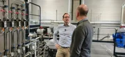 Experte f&uuml;r Wasserstofftechnik Markus Kainz (r.) in der RAG-Austria Anlage