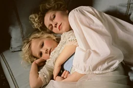 Rechts: Marie Antoinette (Kirsten Dunst)