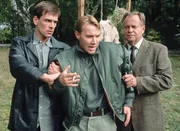 Kampfhund-Abrichter Fredy Lehmann (Thomas Arnold) soll die Kommissare Bonhoff (Wolfgang Krewe, li.) und Kehler (Wolfgang Bathke, re.) zum Polizeirevier begleiten.