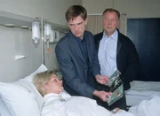 Silke Tauber (Nina Rothemund) wurde im Grundwald von einem Kampfhund lebensgef&auml;hrlich verletzt. Die Kommissare Kehler (Wolfgang Bathke, re.) und Bonhoff (Wolfgang Krewe) befragen sie zum Tathergang.