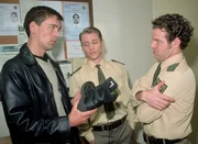 Kommissar Bonhoff (Wolfgang Krewe, l.) zeigt den beiden Polizisten (re. Maximilian Held, 2.v.re. Jan Andres) einen Schuh, wie er von Streifenpolizisten getragen wird und dessen Abdruck in der Wohnung des Opfers gefunden wurde.