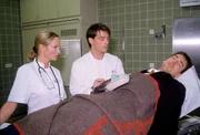 Bonhoff (Wolfgang Krewe, r.) ermittelt getarnt als Patient im Krankenhaus; Dr. Welnik (Jan Sosniok, M.) und Schwester Barbara (Marthe Stanek, l.) untersuchen ihn.