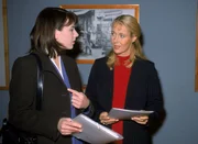 Staatsanw&auml;ltin Charlotte Glaser (Britta Schmeling) versucht in der Firma des Ermordeten von der Mitarbeiterin Constanze Breitenbach (Alana Bock, li.) etwas &uuml;ber m&ouml;gliche Motive f&uuml;r den Mord zu erfahren.