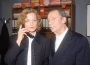 Staatsanw&auml;ltin Clausen (Brigitte Beyeler) wird von einem anonymen Anrufer bel&auml;stigt. Oberstaatsanwalt Lotze (Henry van Lyck) h&ouml;rt das Gespr&auml;ch mit.
