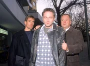 Bonhoff (Wolfgang Krewe, l.) und Kehler (Wolfgang Bathke) f&uuml;hren den Bankr&auml;uber Heckmann (Bernhard Schir, M.) ab.