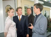 Die Behrends (l. Claudia Messner, Philipp Moog) k&ouml;nnen sich &uuml;berhaupt nicht erkl&auml;ren, weshalb sie von der Kripo (Wolfgang Bathke, Wolfgang Krewe, r.) Besuch bekommen.