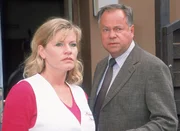 Hilde Stamm (Anne Kasprik), die Mutter des Tatverd&auml;chtigen, kann sich nicht erkl&auml;ren, wie ihr Sohn in einen Mordfall verwickelt sein kann (re. Wolfgang Bathke als Kommissar Kehler).