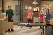 Beim Sortieren von Howards und Bernadettes Wandschrank findet Sheldon (Jim Parsons, l.) einen unge&ouml;ffneten Brief von Howards treulosem Vater, den er nat&uuml;rlich liest. W&auml;hrend Howard nicht wissen m&ouml;chte was drinsteht, platzen Bernadette (Melissa Rauch, 2.v.r.), Penny (Kaley Cuoco, 2.v.l.) und Amy (Mayim Bialik, r.) vor Neugier ...