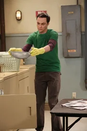 Beim Sortieren von Howards und Bernadettes Wandschrank findet Sheldon (Jim Parsons) einen unge&ouml;ffneten Brief von Howards treulosem Vater, den er nat&uuml;rlich liest. Doch wird er Howard was davon erz&auml;hlen?