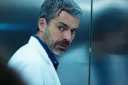 Luca Argentero als Dr. Andrea Fanti (DOC - Es liegt in deinen Händen, Staffel 3, Folge 12). Luca Argentero als Dr. Andrea Fanti (DOC - Es liegt in deinen Händen, Staffel 3, Folge 12).