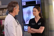 Chicago Med, Staffel 10, Folge 13. Steven Weber als Dr. Dean Archer, Sarah Ramos als Dr. Caitlin Lenox.