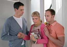 Kalle (Christian N&auml;the, re.) und Jens (Marc Hosemann) tr&ouml;sten ihre pl&ouml;tzliche wieder aufgetauchte "Leihmutter" Dorit (Dagmar Leesch).